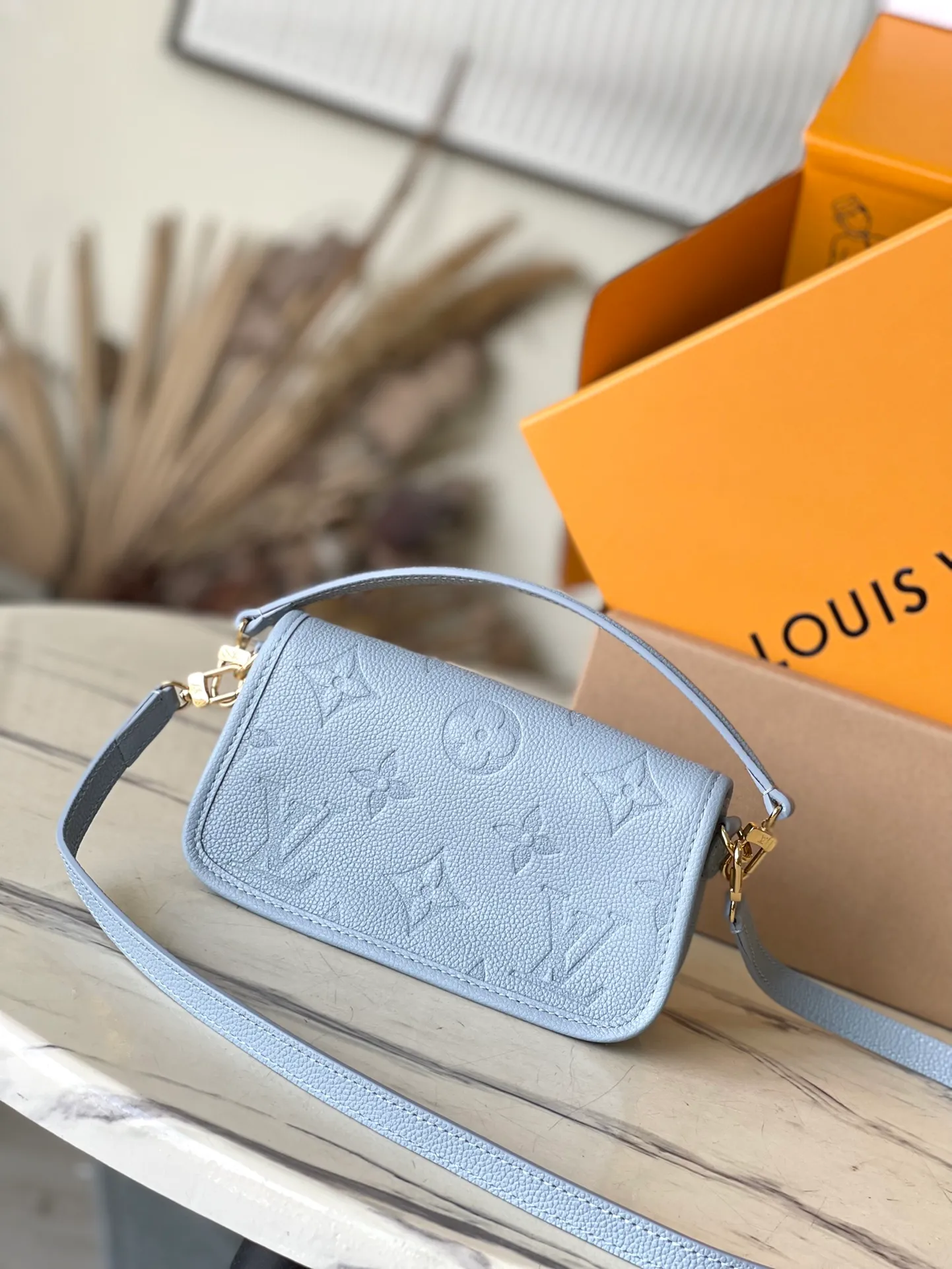 💰760 (top layer leather) top original order M83592 blue. Support counter inspection. The photos taken of duty-free goods are consistent with the product without opening the packaging. This product is an exclusive duty-free product in the market and is the highest-end product. Inspection is supported. This product has passed strict inspection and is flawless. Please wear gloves when touching the product. This product is not returnable or exchangeable. Please confirm the product first and then remove the label on the handle. This product is temporarily not open to the public, only regular customers, and is in short supply. Dimensions: 19 x 10.5 x 6 cm