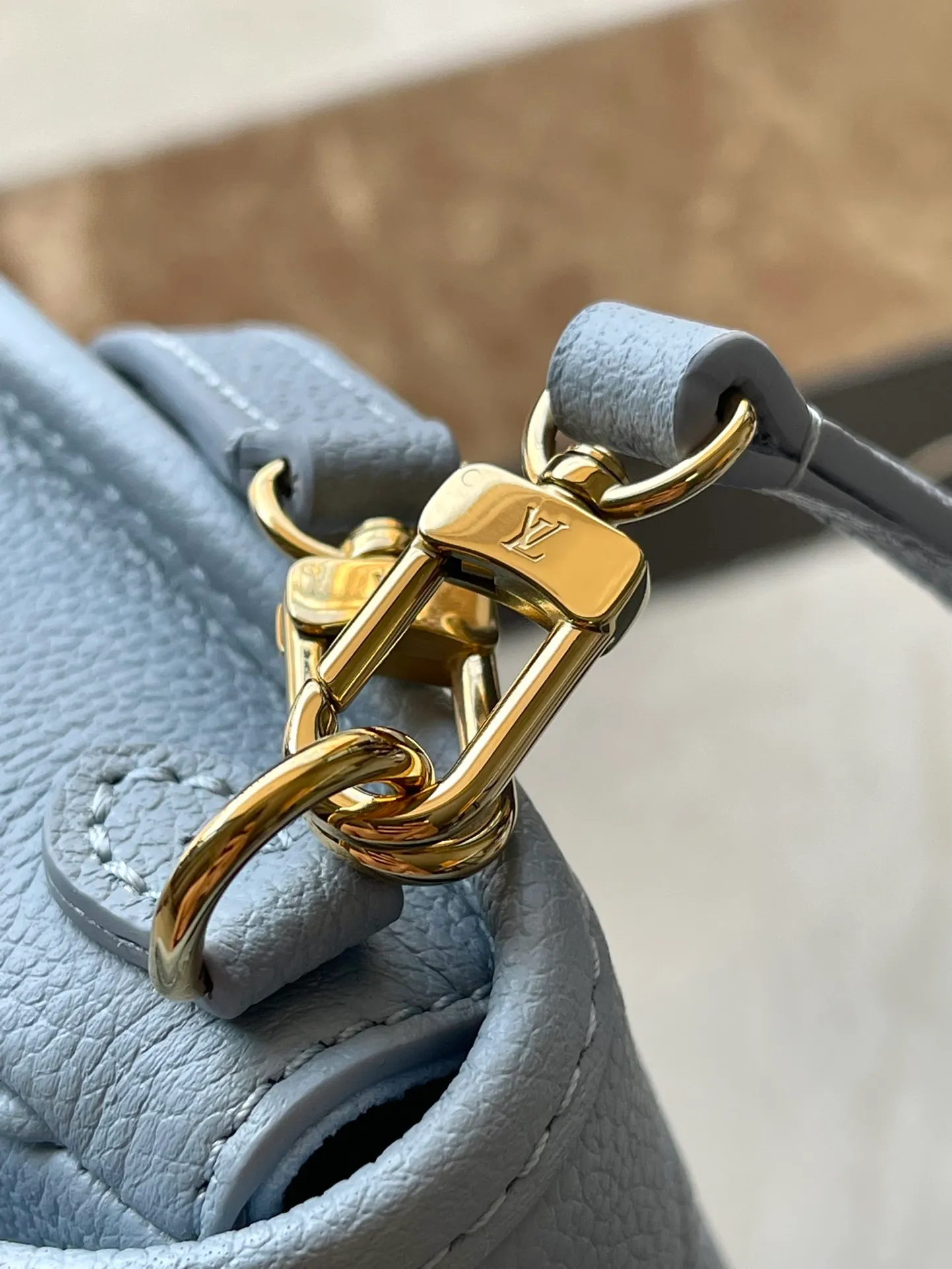 💰760 (top layer leather) top original order M83592 blue. Support counter inspection. The photos taken of duty-free goods are consistent with the product without opening the packaging. This product is an exclusive duty-free product in the market and is the highest-end product. Inspection is supported. This product has passed strict inspection and is flawless. Please wear gloves when touching the product. This product is not returnable or exchangeable. Please confirm the product first and then remove the label on the handle. This product is temporarily not open to the public, only regular customers, and is in short supply. Dimensions: 19 x 10.5 x 6 cm