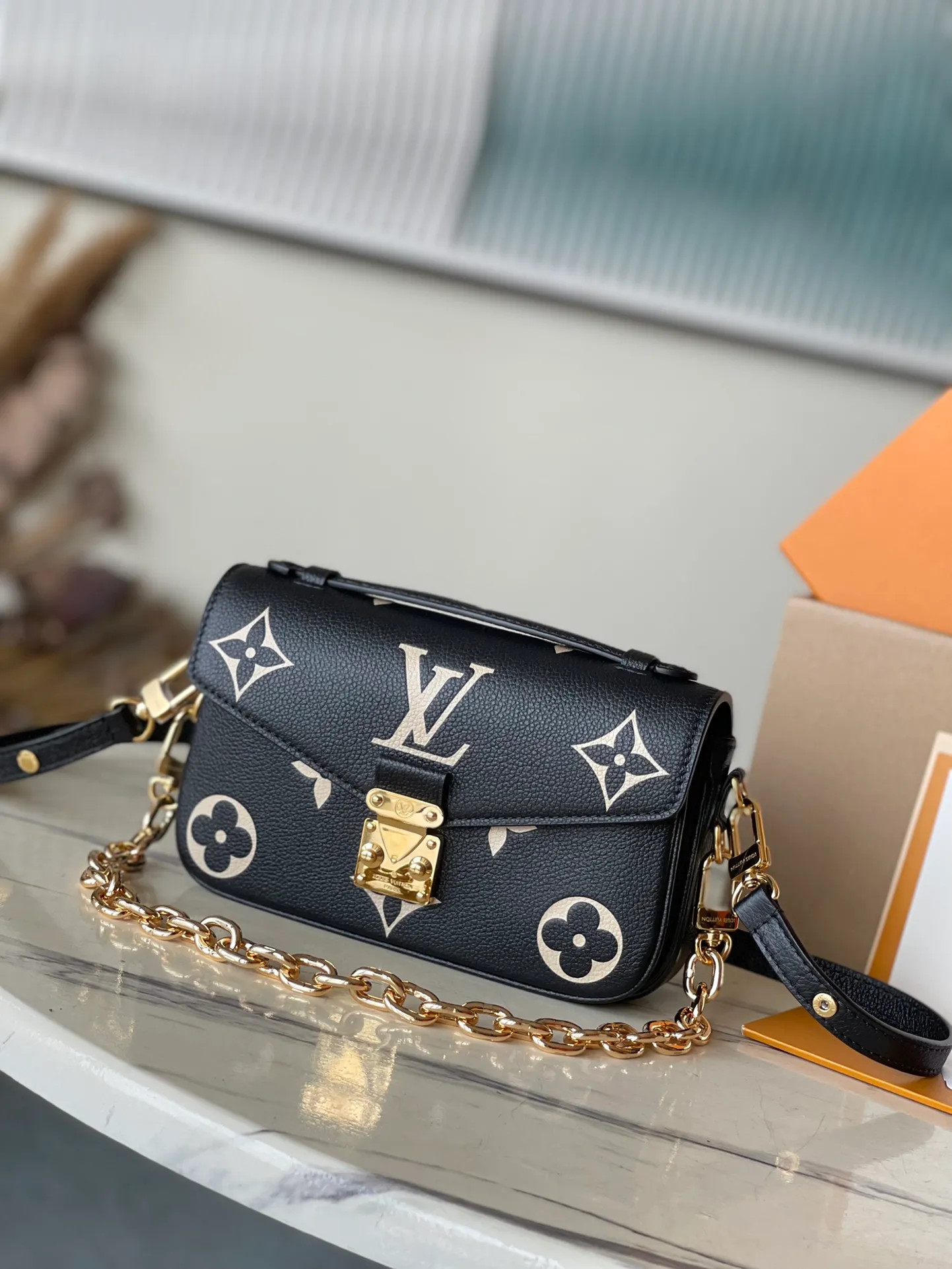 💰1100 (top layer leather) top original order M46596. Support counter inspection. Photos taken of duty-free goods are consistent with the product without unpacking. This product is an exclusive duty-free product in the market and is the highest-end product. Inspection is supported. This product has passed strict inspection and is flawless. Please wear gloves when touching the product. This product is not returnable or exchangeable. Please confirm the product first and then remove the label on the handle. This product is temporarily not open to the public, only regular customers, and is in short supply. Dimensions: 21.5 x 13.5 x 3 cm