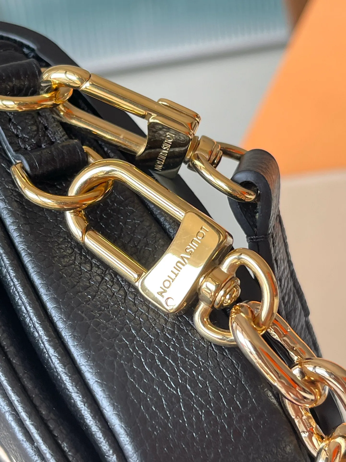 💰1100 (top layer leather) top original order M46596. Support counter inspection. Photos taken of duty-free goods are consistent with the product without unpacking. This product is an exclusive duty-free product in the market and is the highest-end product. Inspection is supported. This product has passed strict inspection and is flawless. Please wear gloves when touching the product. This product is not returnable or exchangeable. Please confirm the product first and then remove the label on the handle. This product is temporarily not open to the public, only regular customers, and is in short supply. Dimensions: 21.5 x 13.5 x 3 cm