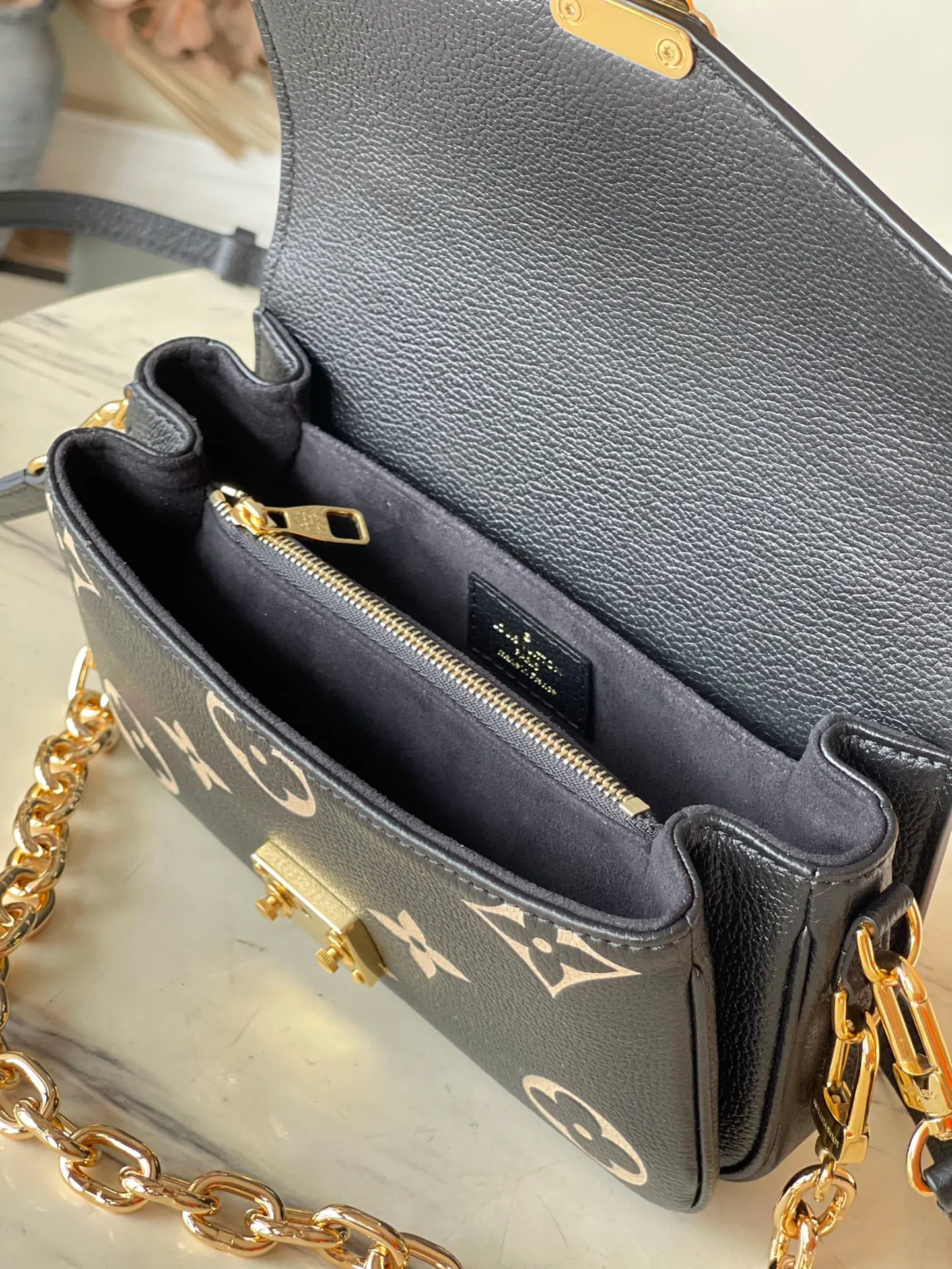 💰1100 (top layer leather) top original order M46596. Support counter inspection. Photos taken of duty-free goods are consistent with the product without unpacking. This product is an exclusive duty-free product in the market and is the highest-end product. Inspection is supported. This product has passed strict inspection and is flawless. Please wear gloves when touching the product. This product is not returnable or exchangeable. Please confirm the product first and then remove the label on the handle. This product is temporarily not open to the public, only regular customers, and is in short supply. Dimensions: 21.5 x 13.5 x 3 cm