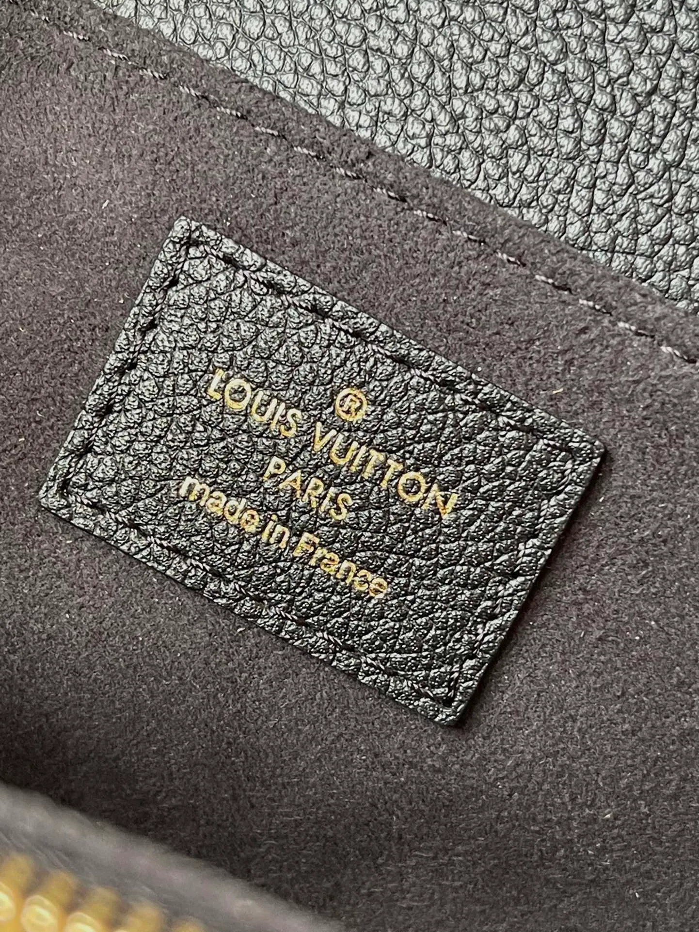 💰1100 (top layer leather) top original order M46596. Support counter inspection. Photos taken of duty-free goods are consistent with the product without unpacking. This product is an exclusive duty-free product in the market and is the highest-end product. Inspection is supported. This product has passed strict inspection and is flawless. Please wear gloves when touching the product. This product is not returnable or exchangeable. Please confirm the product first and then remove the label on the handle. This product is temporarily not open to the public, only regular customers, and is in short supply. Dimensions: 21.5 x 13.5 x 3 cm