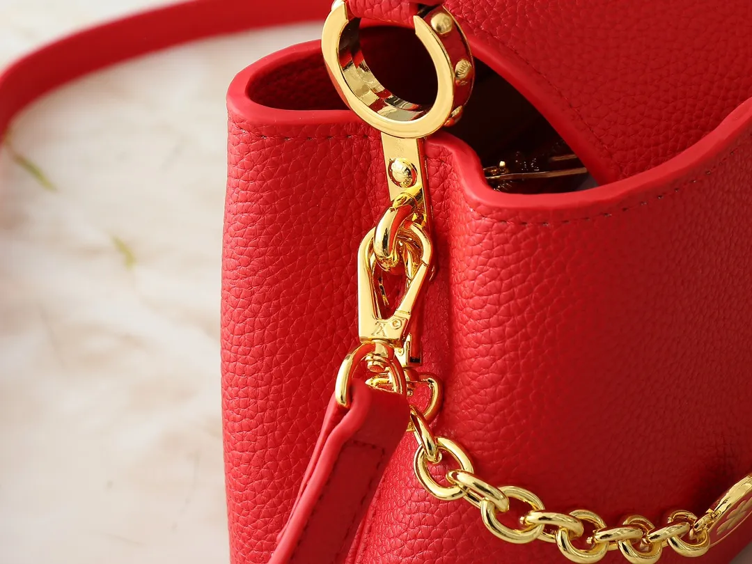 💰380💰Guangzhou goods Upgraded original M00014 M00013 M00015 [New size] This Capucines new size handbag shows soft beauty: Taurillon leather bag body with light-colored flap and top handle, enamel Monogram flower chain can also achieve a shoulder-carrying experience. Wear the slim leather strap to explore more styling possibilities. Dimensions 23.5x 14 x 8 cm (length x height x width)