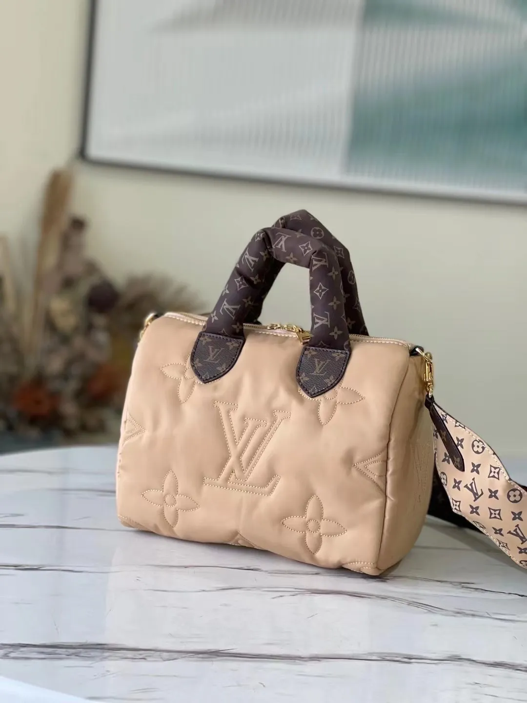 💰1060 Top Original M59008 Apricot This Speedy Bandoulière 25 handbag is made of Econyl recycled nylon, demonstrating the unremitting pursuit of green and sustainable technology. The padded outer layer is embroidered with a Monogram pattern, making it a comfortable companion for winter travel. The classic silhouette, leather handles and removable shoulder strap continue the Speedy line. Dimensions: 25 x 19 x 15 cm