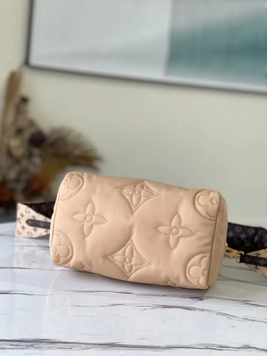 💰1060 Top Original M59008 Apricot This Speedy Bandoulière 25 handbag is made of Econyl recycled nylon, demonstrating the unremitting pursuit of green and sustainable technology. The padded outer layer is embroidered with a Monogram pattern, making it a comfortable companion for winter travel. The classic silhouette, leather handles and removable shoulder strap continue the Speedy line. Dimensions: 25 x 19 x 15 cm