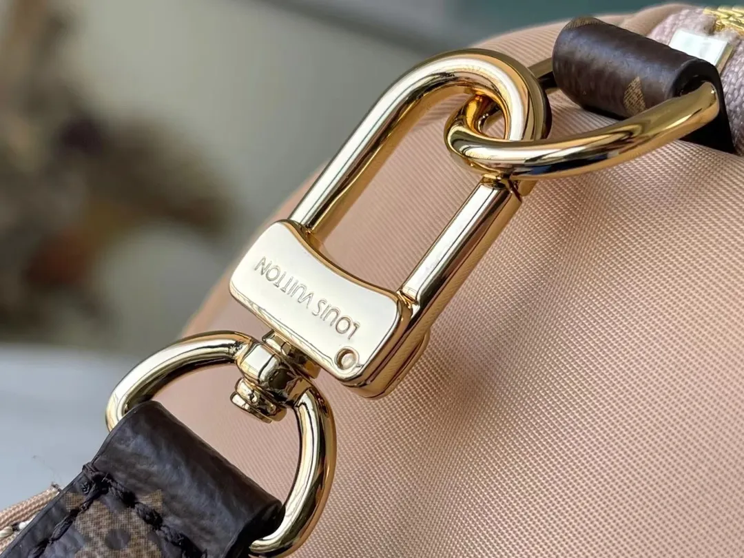 💰1060 Top Original M59008 Apricot This Speedy Bandoulière 25 handbag is made of Econyl recycled nylon, demonstrating the unremitting pursuit of green and sustainable technology. The padded outer layer is embroidered with a Monogram pattern, making it a comfortable companion for winter travel. The classic silhouette, leather handles and removable shoulder strap continue the Speedy line. Dimensions: 25 x 19 x 15 cm