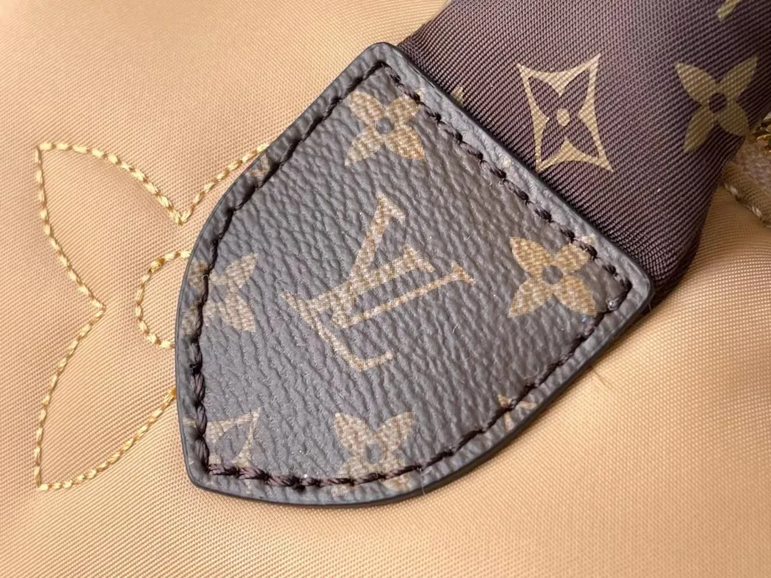 💰1060 Top Original M59008 Apricot This Speedy Bandoulière 25 handbag is made of Econyl recycled nylon, demonstrating the unremitting pursuit of green and sustainable technology. The padded outer layer is embroidered with a Monogram pattern, making it a comfortable companion for winter travel. The classic silhouette, leather handles and removable shoulder strap continue the Speedy line. Dimensions: 25 x 19 x 15 cm