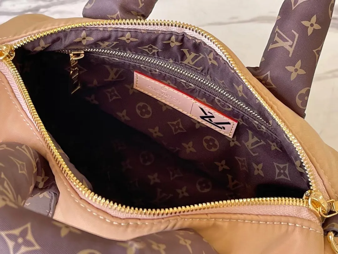 💰1060 Top Original M59008 Apricot This Speedy Bandoulière 25 handbag is made of Econyl recycled nylon, demonstrating the unremitting pursuit of green and sustainable technology. The padded outer layer is embroidered with a Monogram pattern, making it a comfortable companion for winter travel. The classic silhouette, leather handles and removable shoulder strap continue the Speedy line. Dimensions: 25 x 19 x 15 cm