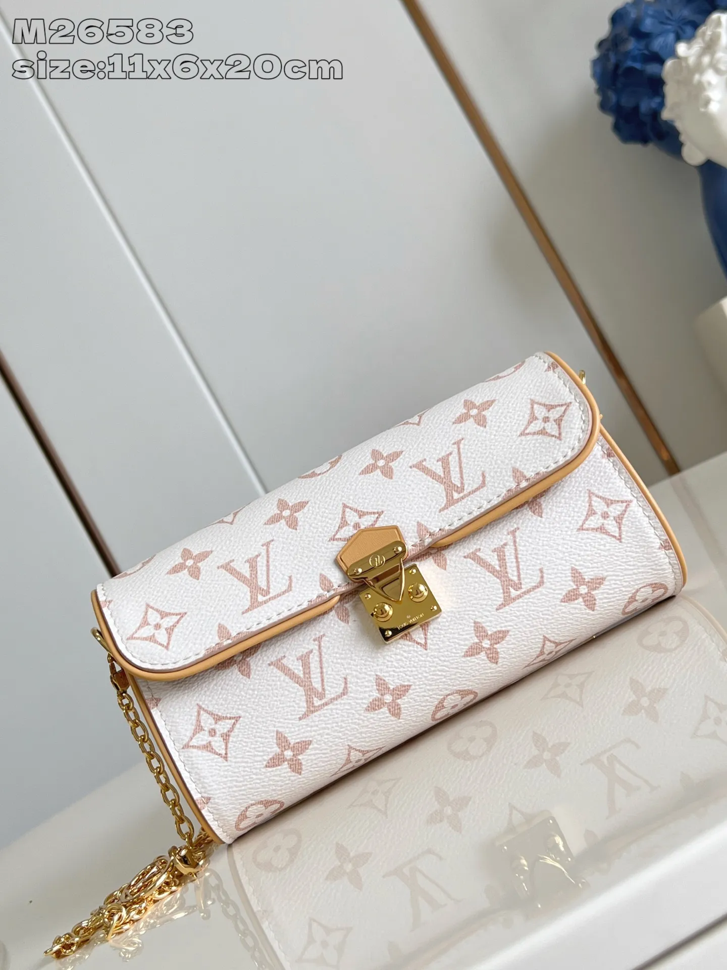 💰800 Top Original Order M26583 White Flower] This Pochette Camille handbag is made of Monogram Dune canvas, paying tribute to the original design that appeared in the Louis Vuitton 2000 Spring and Summer Fashion Show. The S-Lock buckle, LV Circle logo on the chain and contrasting VVN leather trim embody the brand's classic elements. The flexible and easy-to-wear construction can be worn cross-body, over the shoulder or by hand. 11 x 6 x 20.5 cm (height x width x length)