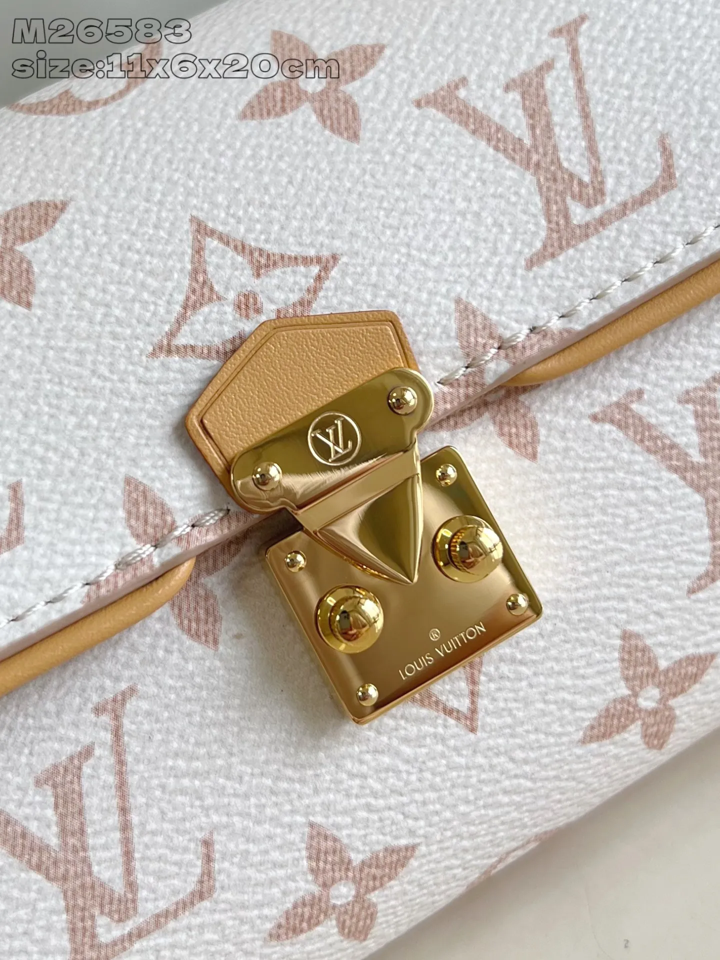 💰800 Top Original Order M26583 White Flower] This Pochette Camille handbag is made of Monogram Dune canvas, paying tribute to the original design that appeared in the Louis Vuitton 2000 Spring and Summer Fashion Show. The S-Lock buckle, LV Circle logo on the chain and contrasting VVN leather trim embody the brand's classic elements. The flexible and easy-to-wear construction can be worn cross-body, over the shoulder or by hand. 11 x 6 x 20.5 cm (height x width x length)