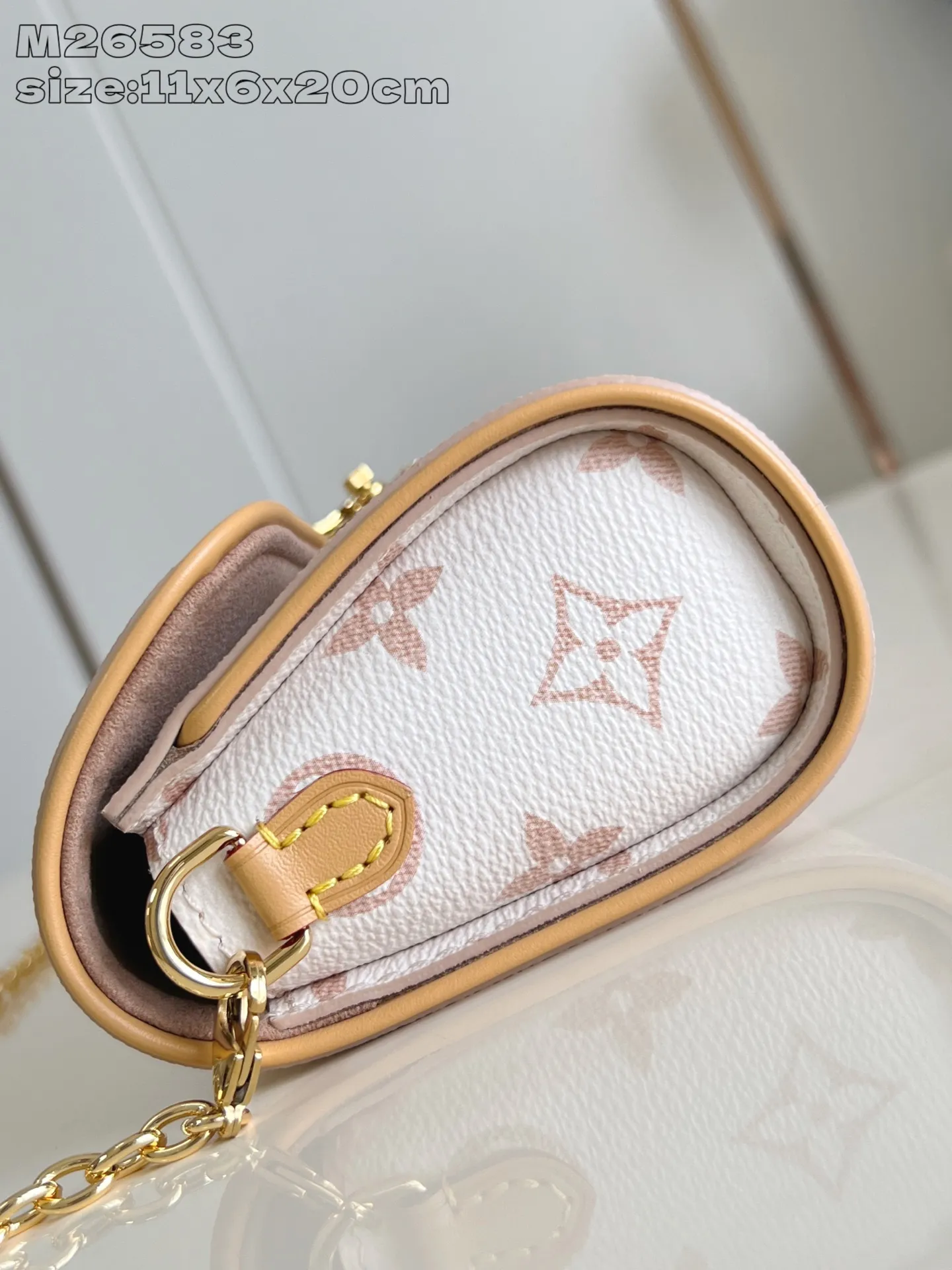 💰800 Top Original Order M26583 White Flower] This Pochette Camille handbag is made of Monogram Dune canvas, paying tribute to the original design that appeared in the Louis Vuitton 2000 Spring and Summer Fashion Show. The S-Lock buckle, LV Circle logo on the chain and contrasting VVN leather trim embody the brand's classic elements. The flexible and easy-to-wear construction can be worn cross-body, over the shoulder or by hand. 11 x 6 x 20.5 cm (height x width x length)
