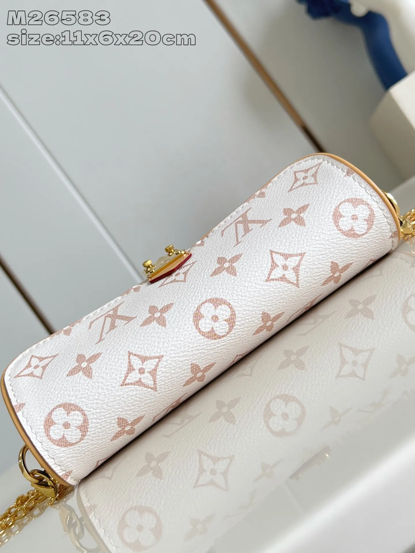 💰800 Top Original Order M26583 White Flower] This Pochette Camille handbag is made of Monogram Dune canvas, paying tribute to the original design that appeared in the Louis Vuitton 2000 Spring and Summer Fashion Show. The S-Lock buckle, LV Circle logo on the chain and contrasting VVN leather trim embody the brand's classic elements. The flexible and easy-to-wear construction can be worn cross-body, over the shoulder or by hand. 11 x 6 x 20.5 cm (height x width x length)