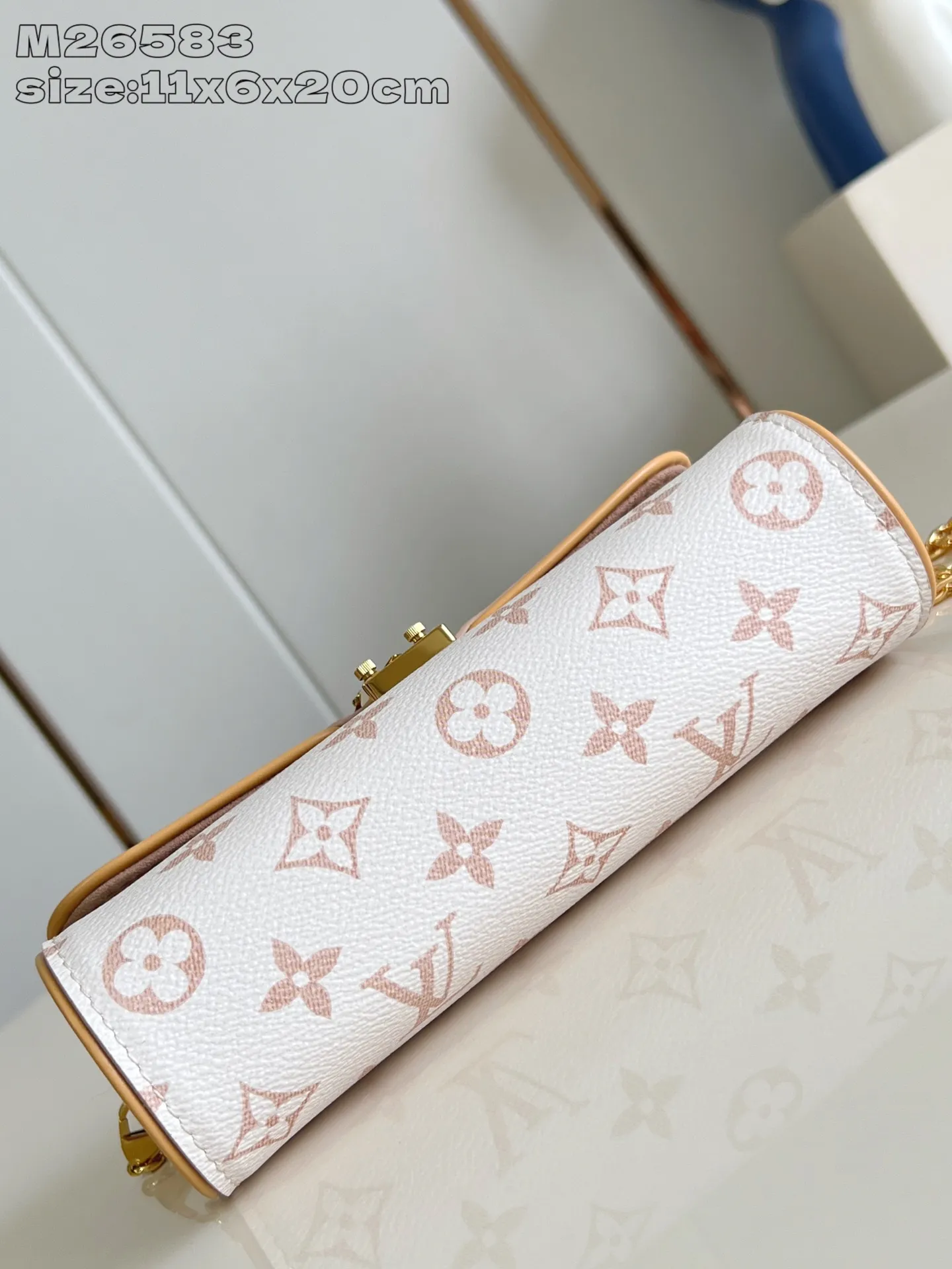 💰800 Top Original Order M26583 White Flower] This Pochette Camille handbag is made of Monogram Dune canvas, paying tribute to the original design that appeared in the Louis Vuitton 2000 Spring and Summer Fashion Show. The S-Lock buckle, LV Circle logo on the chain and contrasting VVN leather trim embody the brand's classic elements. The flexible and easy-to-wear construction can be worn cross-body, over the shoulder or by hand. 11 x 6 x 20.5 cm (height x width x length)