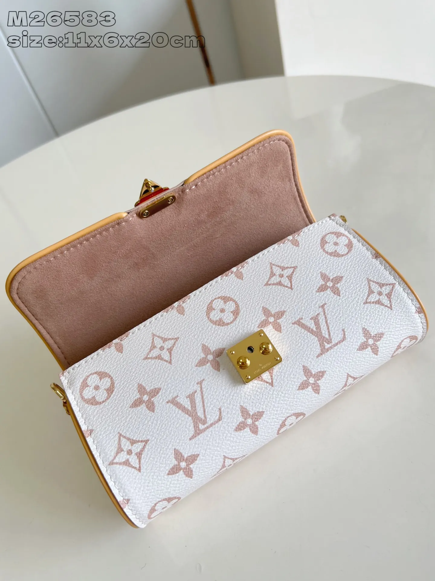 💰800 Top Original Order M26583 White Flower] This Pochette Camille handbag is made of Monogram Dune canvas, paying tribute to the original design that appeared in the Louis Vuitton 2000 Spring and Summer Fashion Show. The S-Lock buckle, LV Circle logo on the chain and contrasting VVN leather trim embody the brand's classic elements. The flexible and easy-to-wear construction can be worn cross-body, over the shoulder or by hand. 11 x 6 x 20.5 cm (height x width x length)