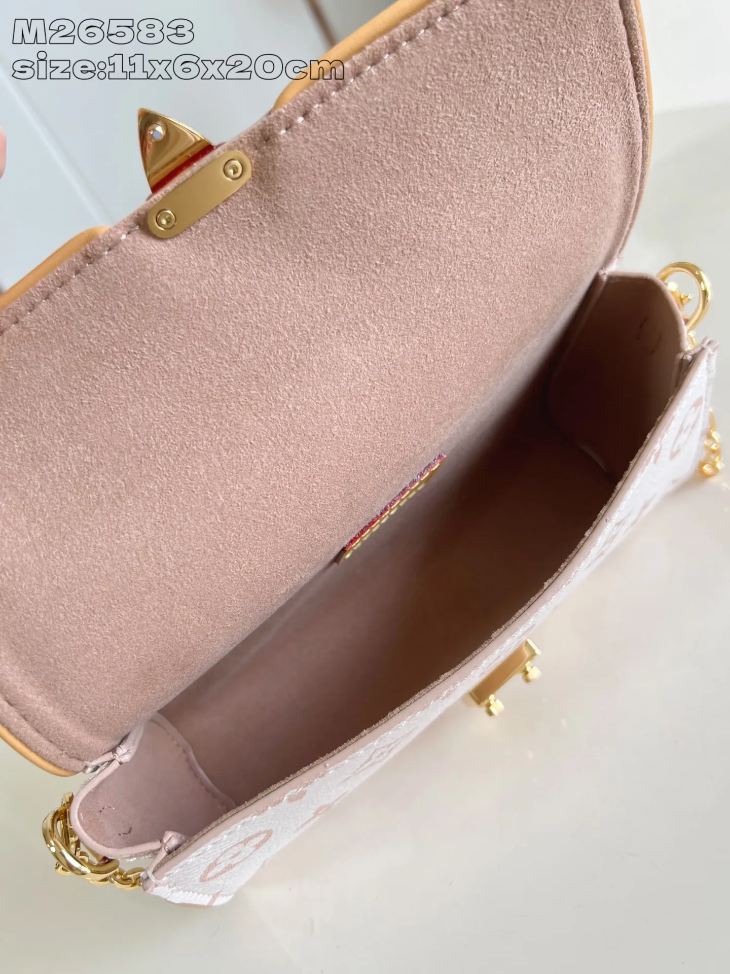 💰800 Top Original Order M26583 White Flower] This Pochette Camille handbag is made of Monogram Dune canvas, paying tribute to the original design that appeared in the Louis Vuitton 2000 Spring and Summer Fashion Show. The S-Lock buckle, LV Circle logo on the chain and contrasting VVN leather trim embody the brand's classic elements. The flexible and easy-to-wear construction can be worn cross-body, over the shoulder or by hand. 11 x 6 x 20.5 cm (height x width x length)