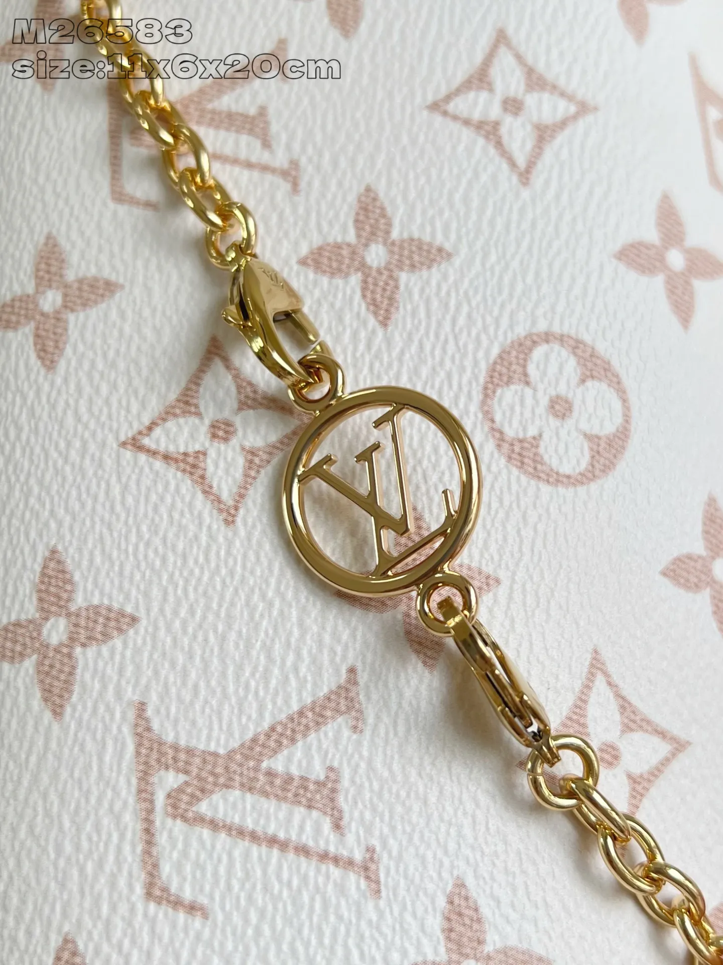 💰800 Top Original Order M26583 White Flower] This Pochette Camille handbag is made of Monogram Dune canvas, paying tribute to the original design that appeared in the Louis Vuitton 2000 Spring and Summer Fashion Show. The S-Lock buckle, LV Circle logo on the chain and contrasting VVN leather trim embody the brand's classic elements. The flexible and easy-to-wear construction can be worn cross-body, over the shoulder or by hand. 11 x 6 x 20.5 cm (height x width x length)