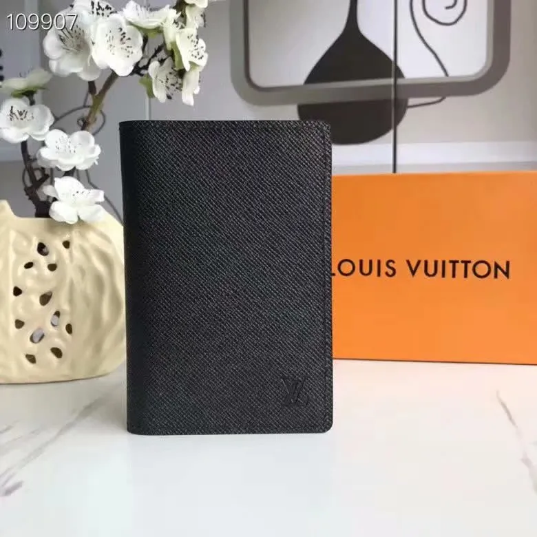 P100lv Wallet Coin Clip M60181 A must-have accessory for modern travelers, this coated canvas passport cover combines fashion and practicality. Equipped with four credit card slots and two convenient pockets for quick access to your passport. Dimensions: 10.0 x 14.0 x 2.5 cm ~