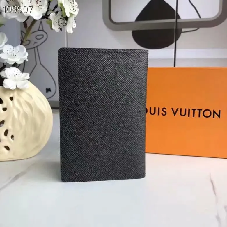 P100lv Wallet Coin Clip M60181 A must-have accessory for modern travelers, this coated canvas passport cover combines fashion and practicality. Equipped with four credit card slots and two convenient pockets for quick access to your passport. Dimensions: 10.0 x 14.0 x 2.5 cm ~