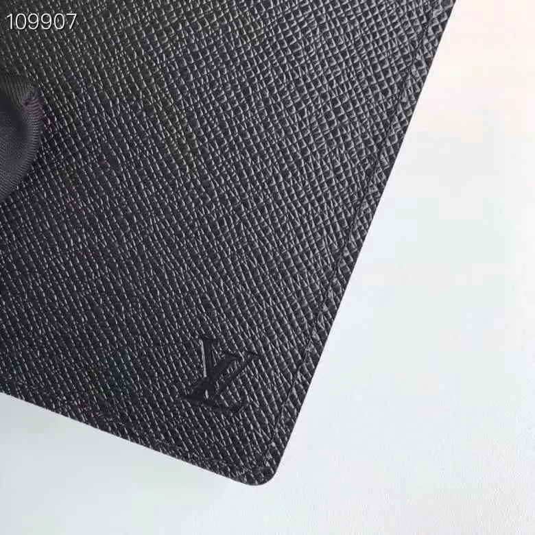 P100lv Wallet Coin Clip M60181 A must-have accessory for modern travelers, this coated canvas passport cover combines fashion and practicality. Equipped with four credit card slots and two convenient pockets for quick access to your passport. Dimensions: 10.0 x 14.0 x 2.5 cm ~