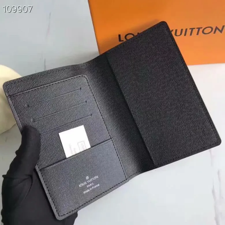 P100lv Wallet Coin Clip M60181 A must-have accessory for modern travelers, this coated canvas passport cover combines fashion and practicality. Equipped with four credit card slots and two convenient pockets for quick access to your passport. Dimensions: 10.0 x 14.0 x 2.5 cm ~