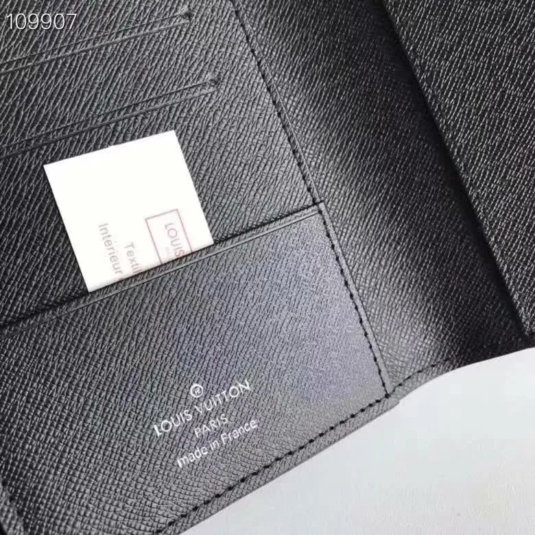 P100lv Wallet Coin Clip M60181 A must-have accessory for modern travelers, this coated canvas passport cover combines fashion and practicality. Equipped with four credit card slots and two convenient pockets for quick access to your passport. Dimensions: 10.0 x 14.0 x 2.5 cm ~
