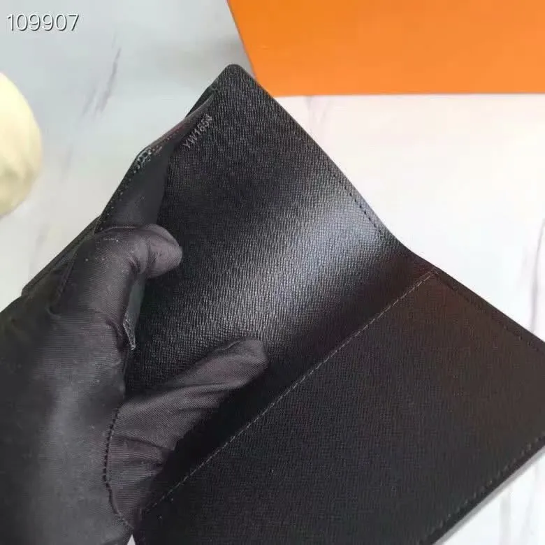 P100lv Wallet Coin Clip M60181 A must-have accessory for modern travelers, this coated canvas passport cover combines fashion and practicality. Equipped with four credit card slots and two convenient pockets for quick access to your passport. Dimensions: 10.0 x 14.0 x 2.5 cm ~