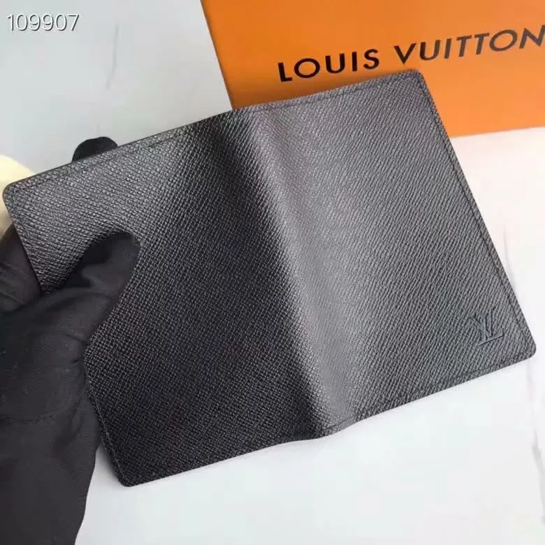 P100lv Wallet Coin Clip M60181 A must-have accessory for modern travelers, this coated canvas passport cover combines fashion and practicality. Equipped with four credit card slots and two convenient pockets for quick access to your passport. Dimensions: 10.0 x 14.0 x 2.5 cm ~