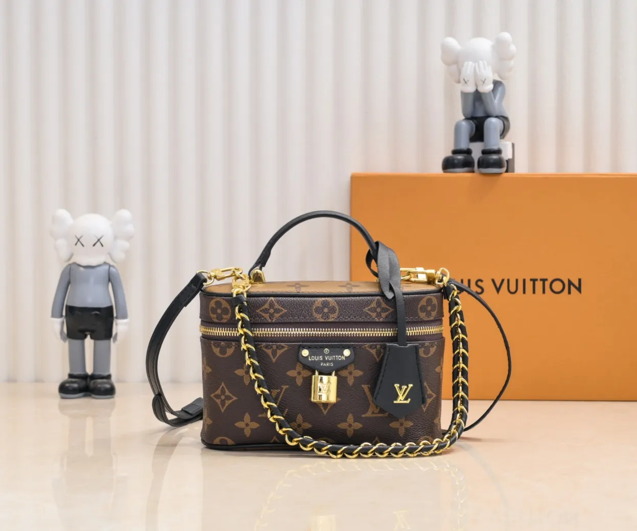 💰260💰Upgraded from the original M47125 M42264 Vanity Chain Pouch handbag draws inspiration from the classic cosmetic case and interprets the spirit of travel with Monogram canvas. The top handle and detachable braided chain are infused with leather elements, complementing the clean lines of the bag. The LV inscribed padlock and leather key holder continue the iconic details. Dimensions: 19x11.5x6.5cm