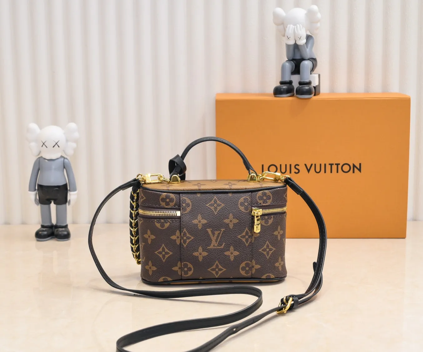 💰260💰Upgraded from the original M47125 M42264 Vanity Chain Pouch handbag draws inspiration from the classic cosmetic case and interprets the spirit of travel with Monogram canvas. The top handle and detachable braided chain are infused with leather elements, complementing the clean lines of the bag. The LV inscribed padlock and leather key holder continue the iconic details. Dimensions: 19x11.5x6.5cm