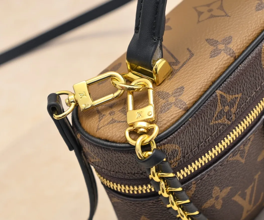💰260💰Upgraded from the original M47125 M42264 Vanity Chain Pouch handbag draws inspiration from the classic cosmetic case and interprets the spirit of travel with Monogram canvas. The top handle and detachable braided chain are infused with leather elements, complementing the clean lines of the bag. The LV inscribed padlock and leather key holder continue the iconic details. Dimensions: 19x11.5x6.5cm