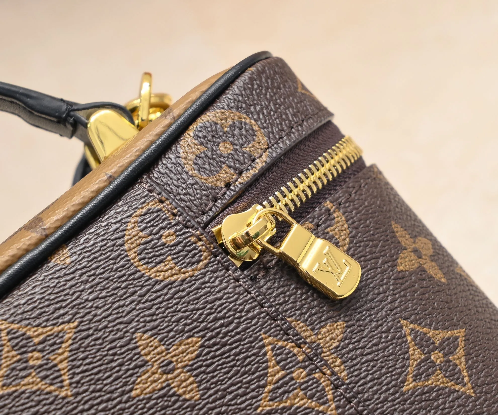 💰260💰Upgraded from the original M47125 M42264 Vanity Chain Pouch handbag draws inspiration from the classic cosmetic case and interprets the spirit of travel with Monogram canvas. The top handle and detachable braided chain are infused with leather elements, complementing the clean lines of the bag. The LV inscribed padlock and leather key holder continue the iconic details. Dimensions: 19x11.5x6.5cm