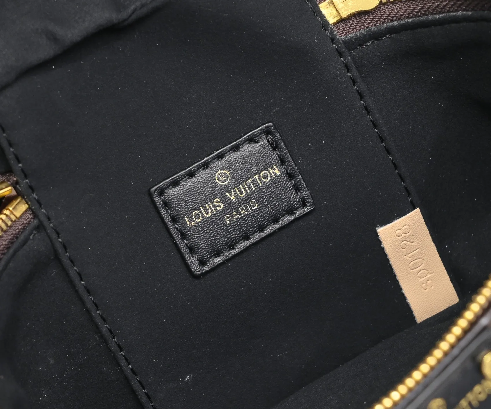💰260💰Upgraded from the original M47125 M42264 Vanity Chain Pouch handbag draws inspiration from the classic cosmetic case and interprets the spirit of travel with Monogram canvas. The top handle and detachable braided chain are infused with leather elements, complementing the clean lines of the bag. The LV inscribed padlock and leather key holder continue the iconic details. Dimensions: 19x11.5x6.5cm