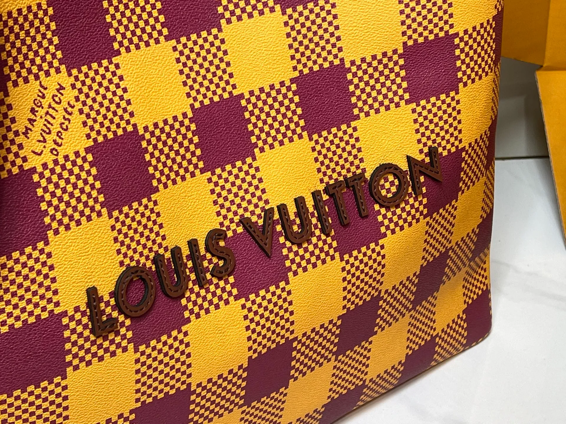 Batch 320💰M24457 yellow plaid, gradient blue, presbyopic plaid, purple. Grass green pink black orange blue green gray presbyopia plaid black crocodile pattern orange crocodile pattern This medium Shopper bag is inspired by the Louis Vuitton shopping bag, with the words Louis Vuitton and Maison Fondée En 1854 written in soft calfskin, with top handles and a detachable shoulder strap. Dimensions: 42x34x16cm