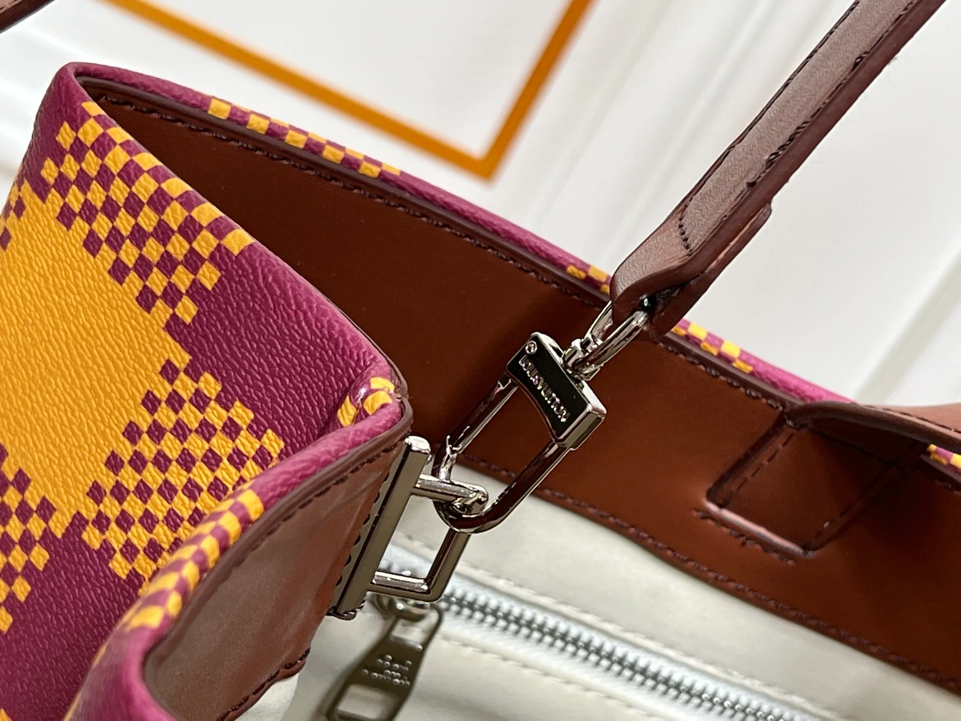 Batch 320💰M24457 yellow plaid, gradient blue, presbyopic plaid, purple. Grass green pink black orange blue green gray presbyopia plaid black crocodile pattern orange crocodile pattern This medium Shopper bag is inspired by the Louis Vuitton shopping bag, with the words Louis Vuitton and Maison Fondée En 1854 written in soft calfskin, with top handles and a detachable shoulder strap. Dimensions: 42x34x16cm