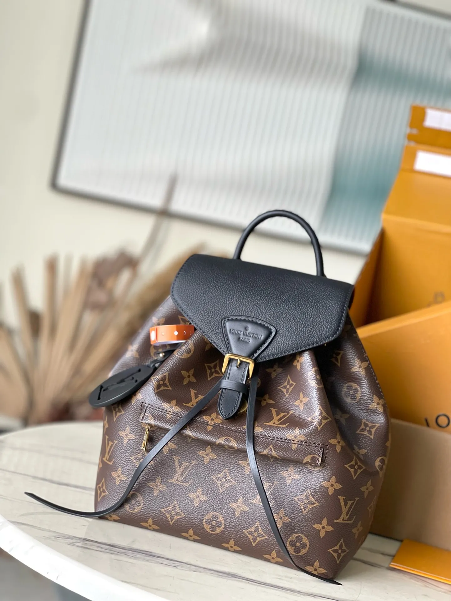 💰860 The top original order M45515 supports counter inspection. The photo taken of duty-free goods is consistent with the product and has not been unpacked. This product is an exclusive duty-free product in the market and is the highest-end product. Inspection is supported. This product has passed strict inspection and is flawless. Please wear gloves when touching the product. This product is not returnable or exchangeable. Please confirm the product first and then remove the label on the handle. This product is temporarily not open to the public, only regular customers, and is in short supply. Dimensions: 27.5 x 33 x 14 cm
