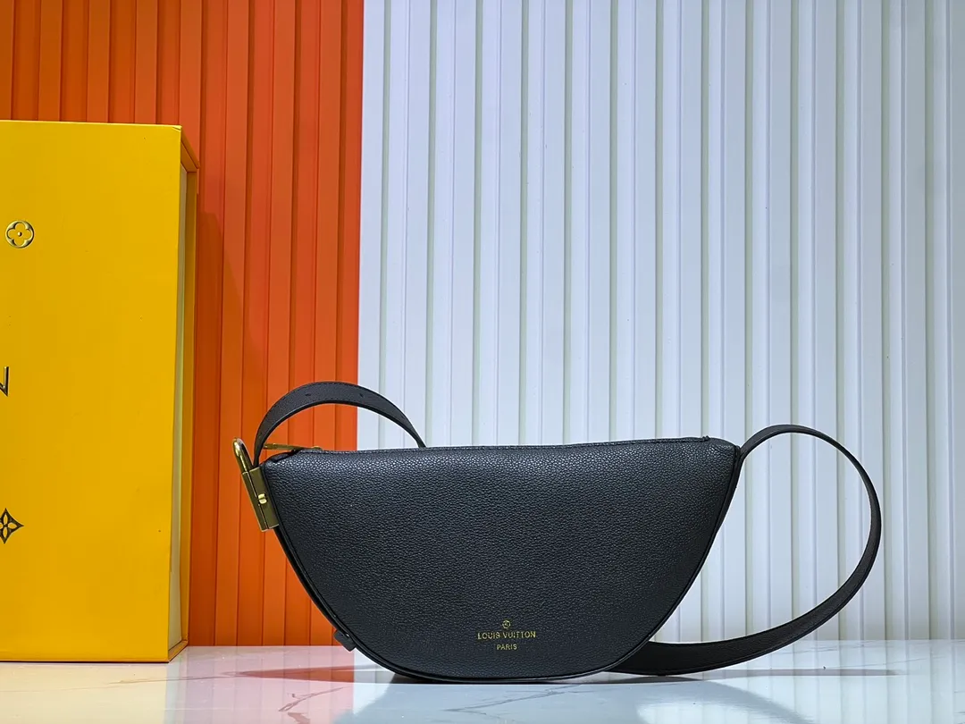 Batch 260💰 (actual photos, compare quality) M83546 M11429 This low-key Low Key Bumbag is a modern and simple design, with extremely soft and smooth calfskin and exquisite details. These include an LV engraved padlock and suede calfskin lining. This carry-on piece features a zipped main compartment for essentials like your phone, wallet and keys, and an adjustable shoulder strap to carry it on the body or cross-body. 28 x 13 x 5.5cm (DxHxW)