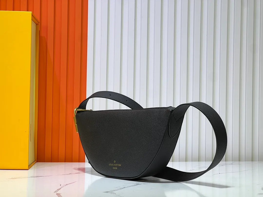 Batch 260💰 (actual photos, compare quality) M83546 M11429 This low-key Low Key Bumbag is a modern and simple design, with extremely soft and smooth calfskin and exquisite details. These include an LV engraved padlock and suede calfskin lining. This carry-on piece features a zipped main compartment for essentials like your phone, wallet and keys, and an adjustable shoulder strap to carry it on the body or cross-body. 28 x 13 x 5.5cm (DxHxW)