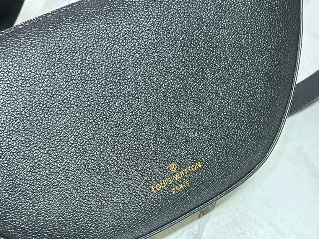 Batch 260💰 (actual photos, compare quality) M83546 M11429 This low-key Low Key Bumbag is a modern and simple design, with extremely soft and smooth calfskin and exquisite details. These include an LV engraved padlock and suede calfskin lining. This carry-on piece features a zipped main compartment for essentials like your phone, wallet and keys, and an adjustable shoulder strap to carry it on the body or cross-body. 28 x 13 x 5.5cm (DxHxW)