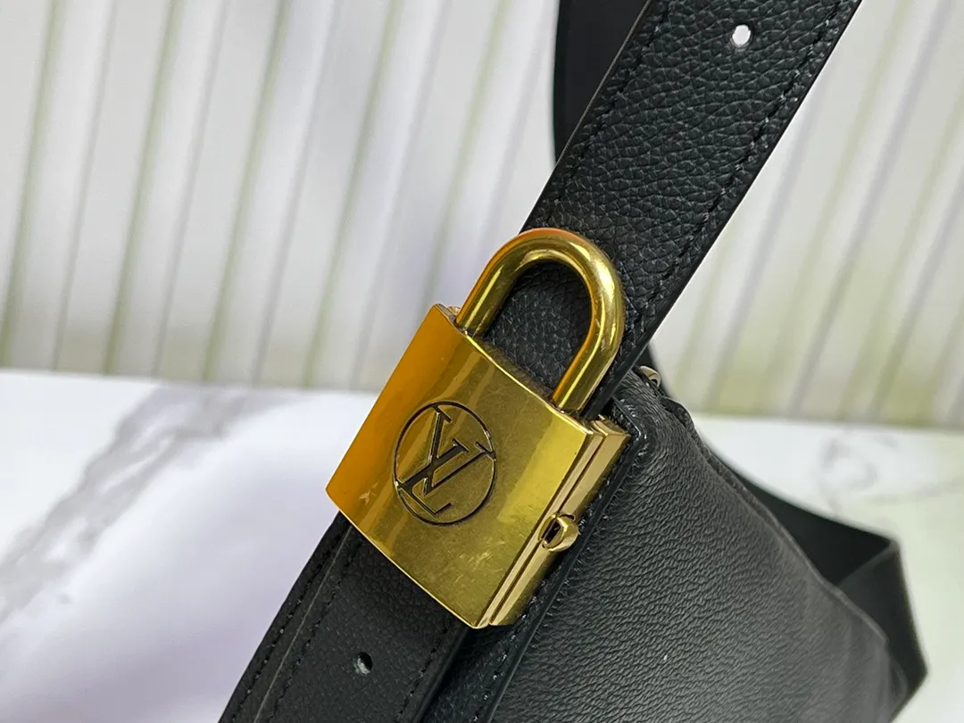 Batch 260💰 (actual photos, compare quality) M83546 M11429 This low-key Low Key Bumbag is a modern and simple design, with extremely soft and smooth calfskin and exquisite details. These include an LV engraved padlock and suede calfskin lining. This carry-on piece features a zipped main compartment for essentials like your phone, wallet and keys, and an adjustable shoulder strap to carry it on the body or cross-body. 28 x 13 x 5.5cm (DxHxW)