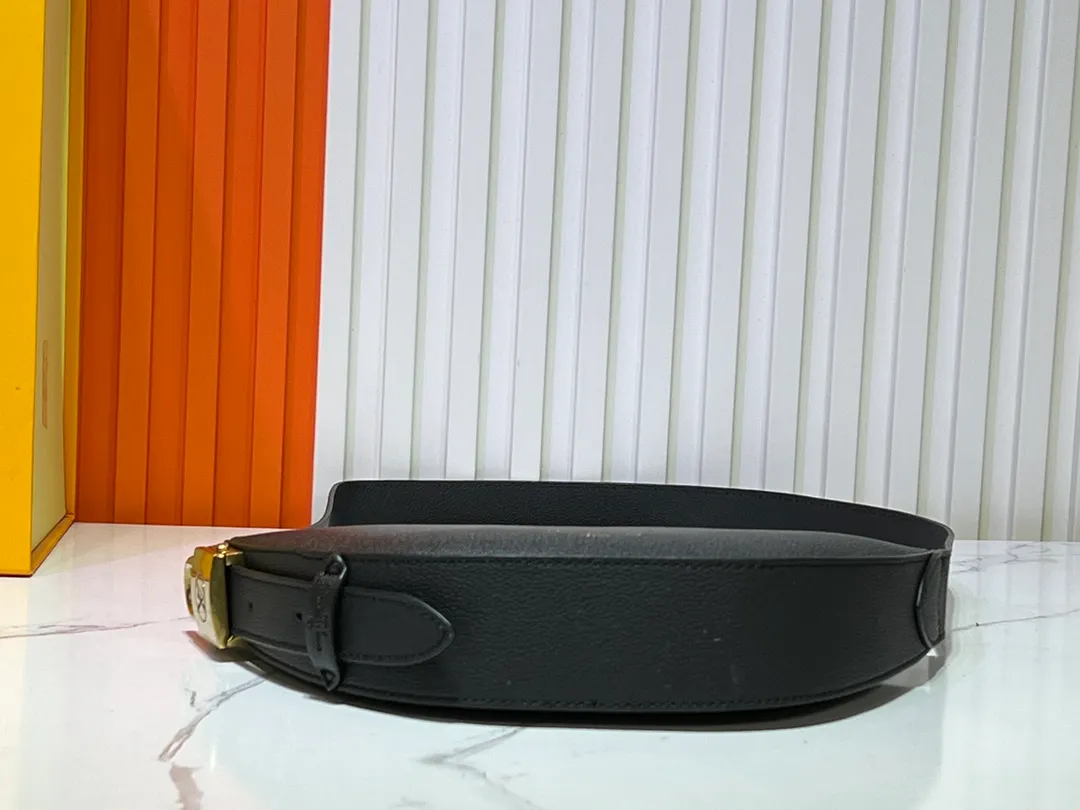 Batch 260💰 (actual photos, compare quality) M83546 M11429 This low-key Low Key Bumbag is a modern and simple design, with extremely soft and smooth calfskin and exquisite details. These include an LV engraved padlock and suede calfskin lining. This carry-on piece features a zipped main compartment for essentials like your phone, wallet and keys, and an adjustable shoulder strap to carry it on the body or cross-body. 28 x 13 x 5.5cm (DxHxW)