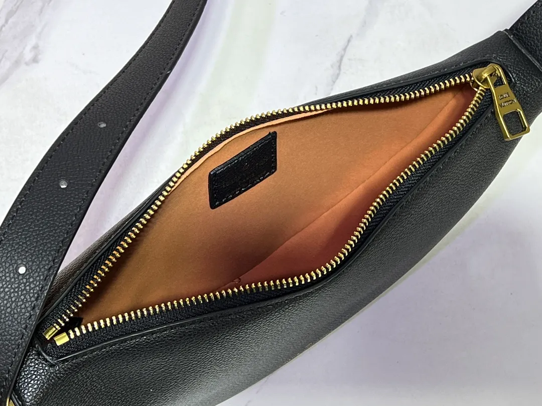 Batch 260💰 (actual photos, compare quality) M83546 M11429 This low-key Low Key Bumbag is a modern and simple design, with extremely soft and smooth calfskin and exquisite details. These include an LV engraved padlock and suede calfskin lining. This carry-on piece features a zipped main compartment for essentials like your phone, wallet and keys, and an adjustable shoulder strap to carry it on the body or cross-body. 28 x 13 x 5.5cm (DxHxW)