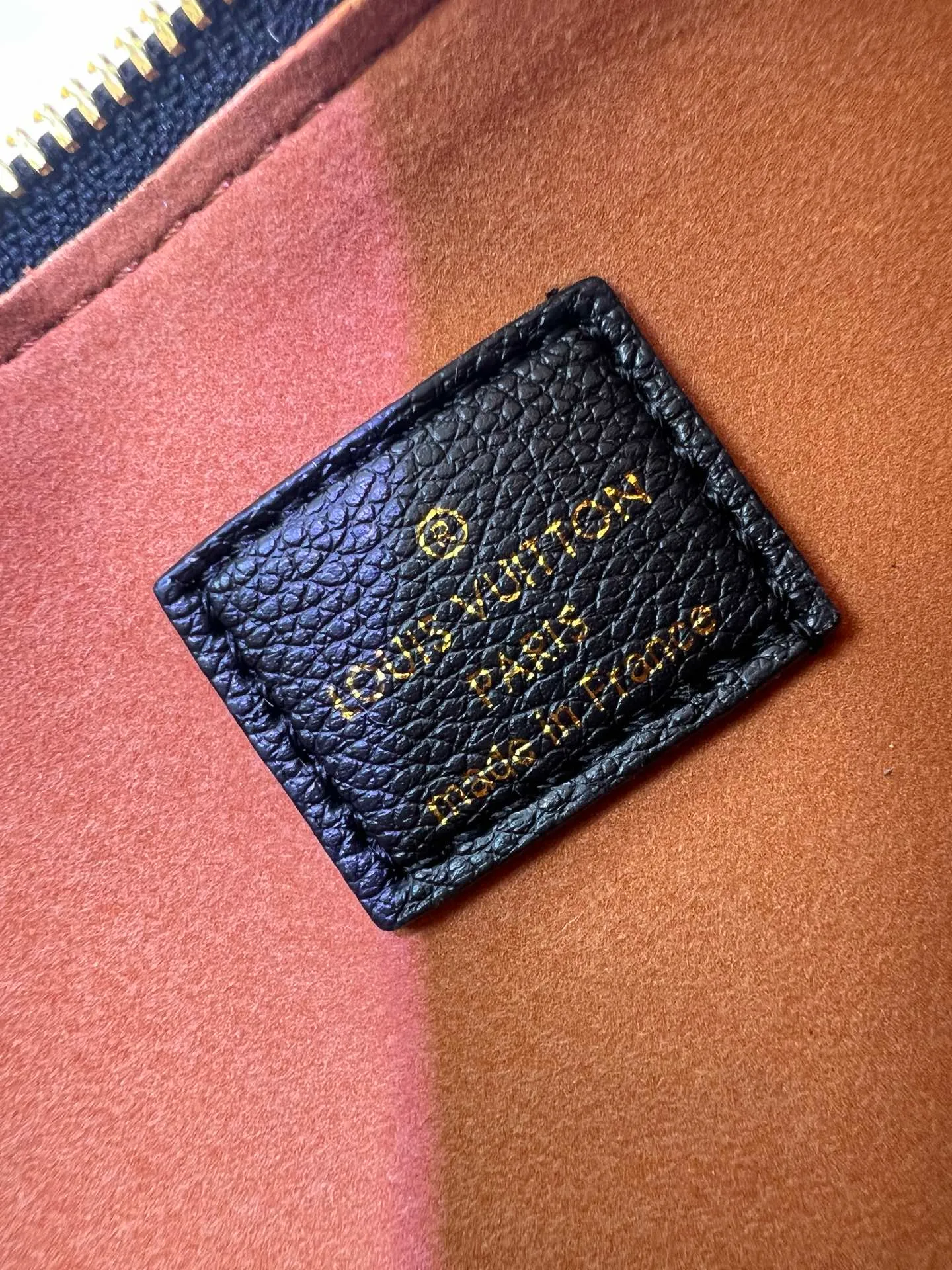 Batch 260💰 (actual photos, compare quality) M83546 M11429 This low-key Low Key Bumbag is a modern and simple design, with extremely soft and smooth calfskin and exquisite details. These include an LV engraved padlock and suede calfskin lining. This carry-on piece features a zipped main compartment for essentials like your phone, wallet and keys, and an adjustable shoulder strap to carry it on the body or cross-body. 28 x 13 x 5.5cm (DxHxW)