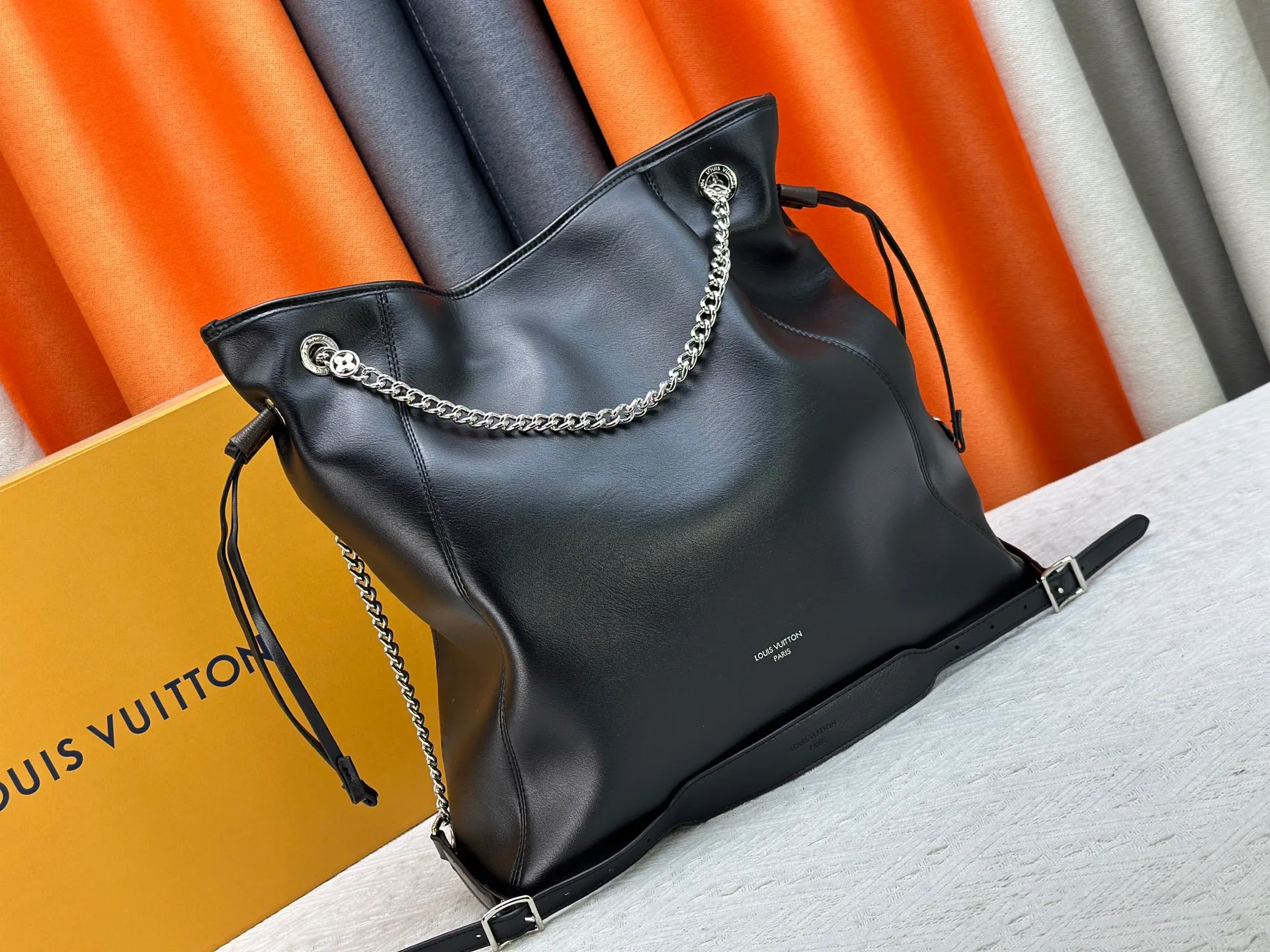 P300 Upgraded original M25545 M25522 This medium Off Duty handbag is from the LV Vibe series and can inject avant-garde rock style into any look. The sheepskin body has glossy hardware and the LV Circle logo on one side. Dimensions: 33.0 x 24.0 x 11.5 cm (length x height x width)