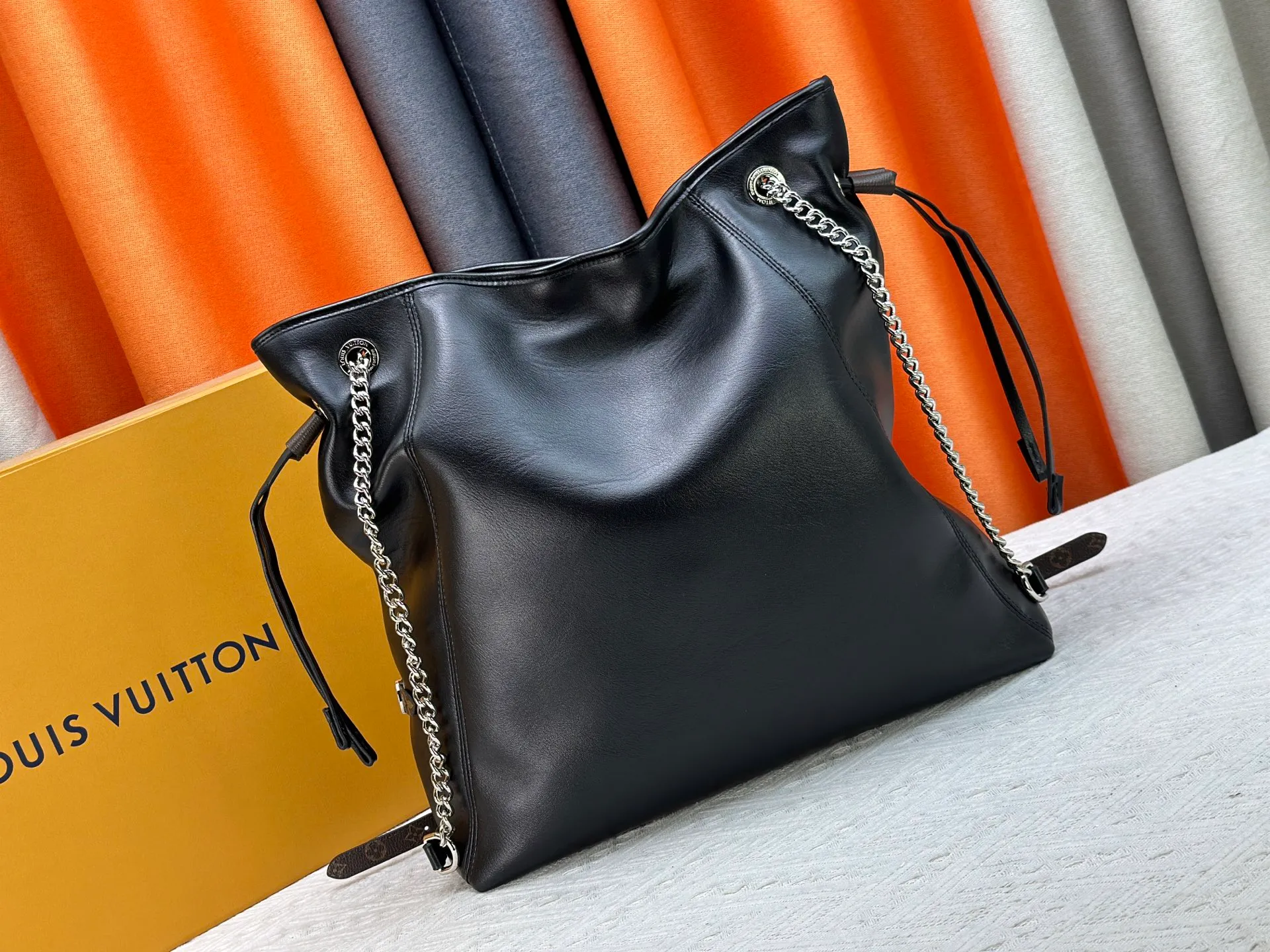 P300 Upgraded original M25545 M25522 This medium Off Duty handbag is from the LV Vibe series and can inject avant-garde rock style into any look. The sheepskin body has glossy hardware and the LV Circle logo on one side. Dimensions: 33.0 x 24.0 x 11.5 cm (length x height x width)