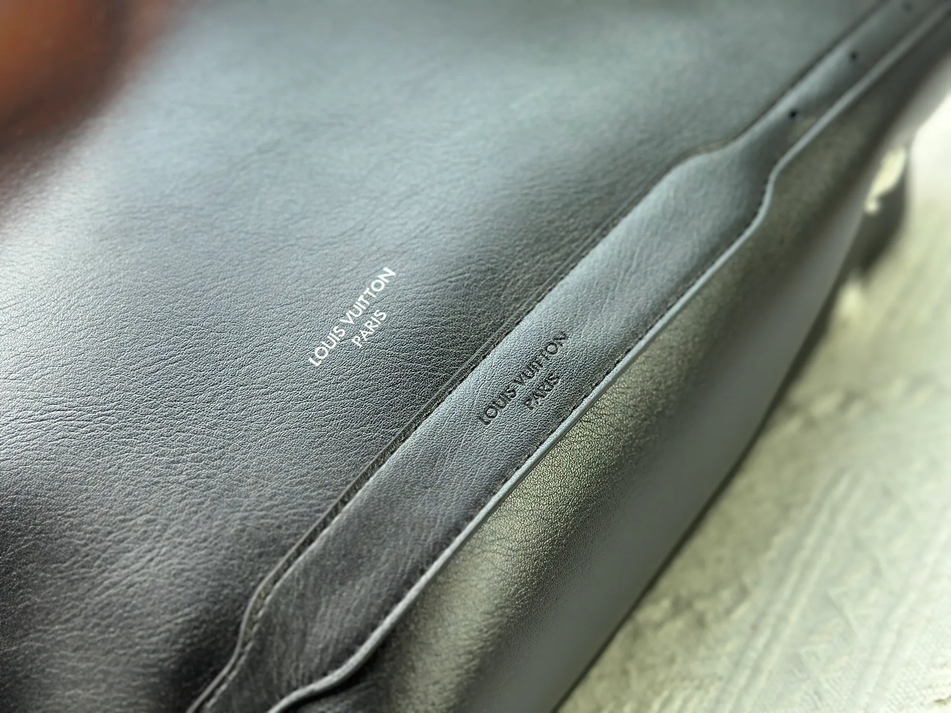 P300 Upgraded original M25545 M25522 This medium Off Duty handbag is from the LV Vibe series and can inject avant-garde rock style into any look. The sheepskin body has glossy hardware and the LV Circle logo on one side. Dimensions: 33.0 x 24.0 x 11.5 cm (length x height x width)