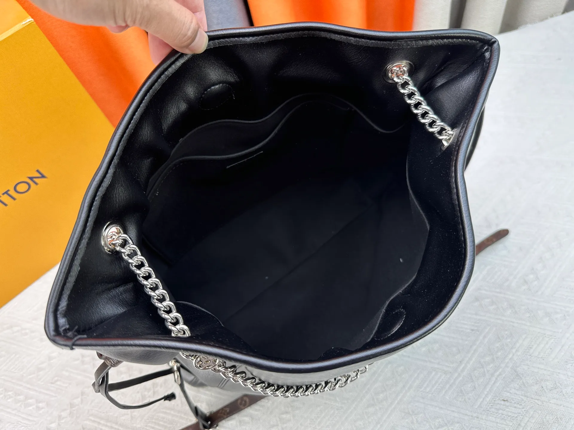 P300 Upgraded original M25545 M25522 This medium Off Duty handbag is from the LV Vibe series and can inject avant-garde rock style into any look. The sheepskin body has glossy hardware and the LV Circle logo on one side. Dimensions: 33.0 x 24.0 x 11.5 cm (length x height x width)