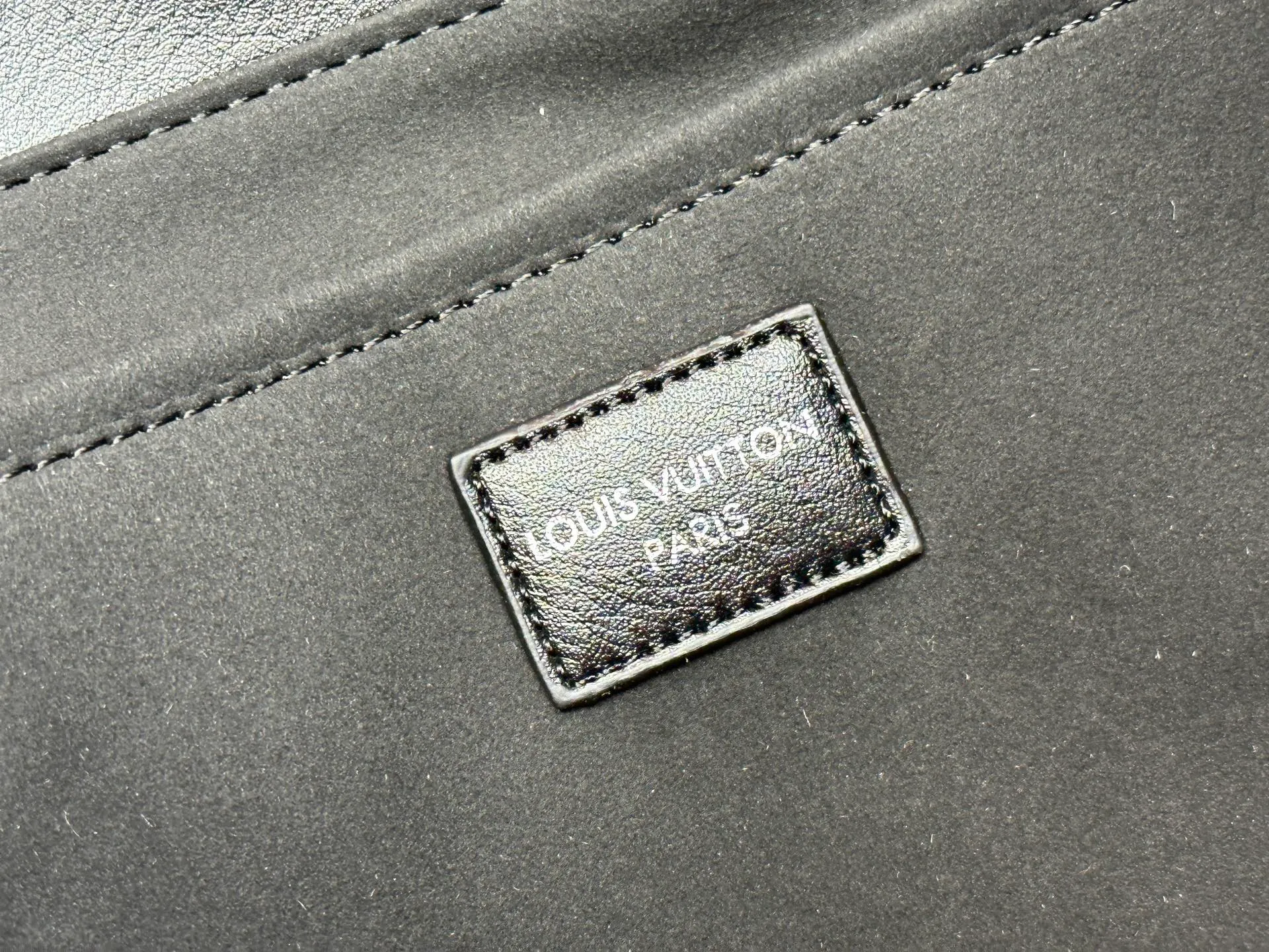 P300 Upgraded original M25545 M25522 This medium Off Duty handbag is from the LV Vibe series and can inject avant-garde rock style into any look. The sheepskin body has glossy hardware and the LV Circle logo on one side. Dimensions: 33.0 x 24.0 x 11.5 cm (length x height x width)