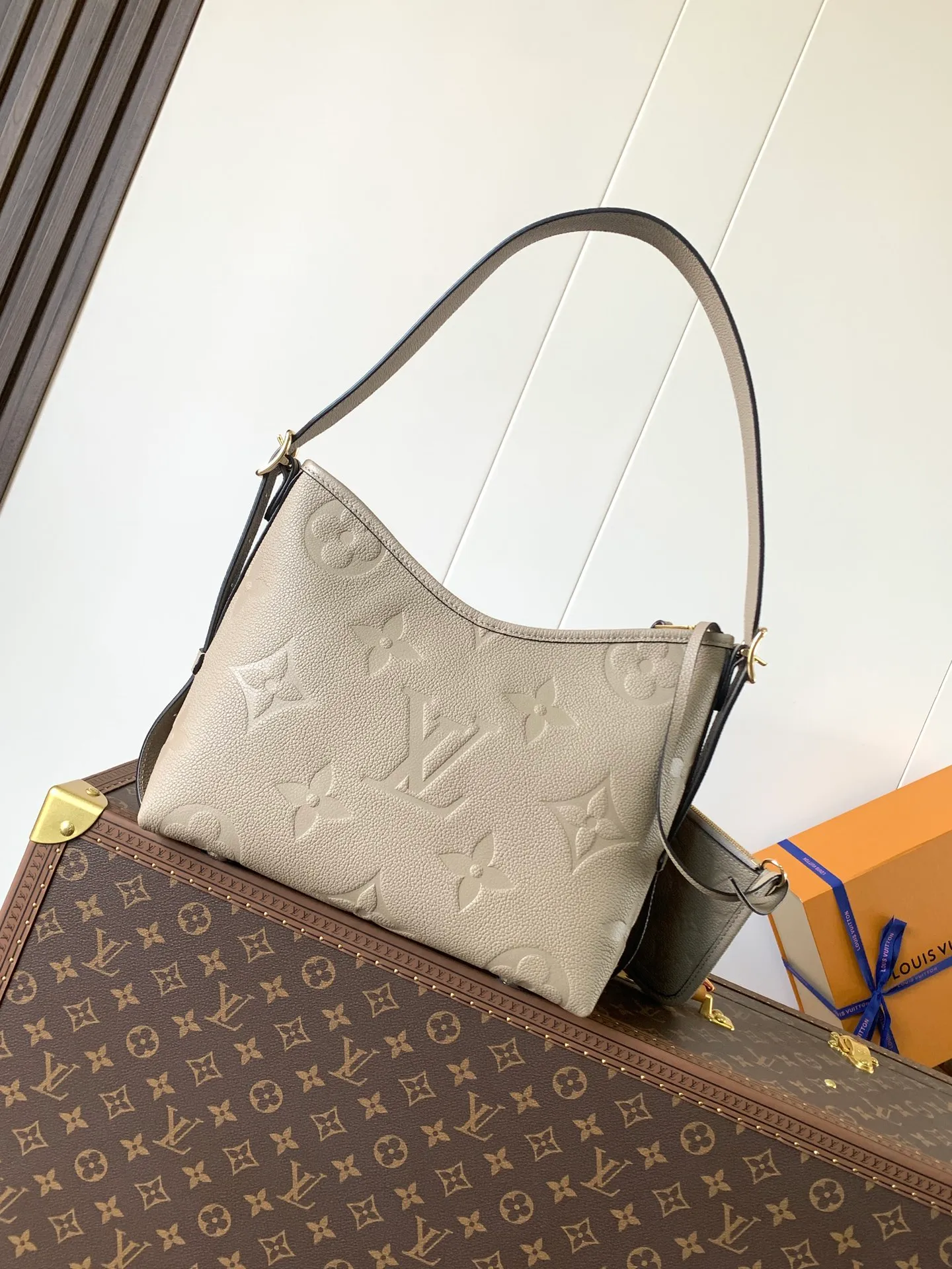 💰1180 (top layer leather) top original order, transcoding chip M14209 pink M46673 light blue M47180 apricot print M46288 black M46293 off-white M46277 apricot M11790 brown This small CarryAll handbag is made of Monogram Empreinte leather, showing the elegant style of the LV Milky Way series. The metal hardware and detachable name tag add to the sophisticated feel, and the interior pockets can safely store valuables. It can be carried by hand or by the shoulder strap to explore more carrying methods.  24 x 12 x 29.5 cm (H x W x L) Embossed grained cowhide Leather trim Textile lining Metal hardware Zip closure Internal slip pocket Internal zipper pocket Removable name tag Holds smartphone, 10" tablet, keys, Zippy wallet and headphones Shoulder strap: removable, adjustable Half-length strap: 32.0 cm Half-length strap adjustable to: 50.0 cm