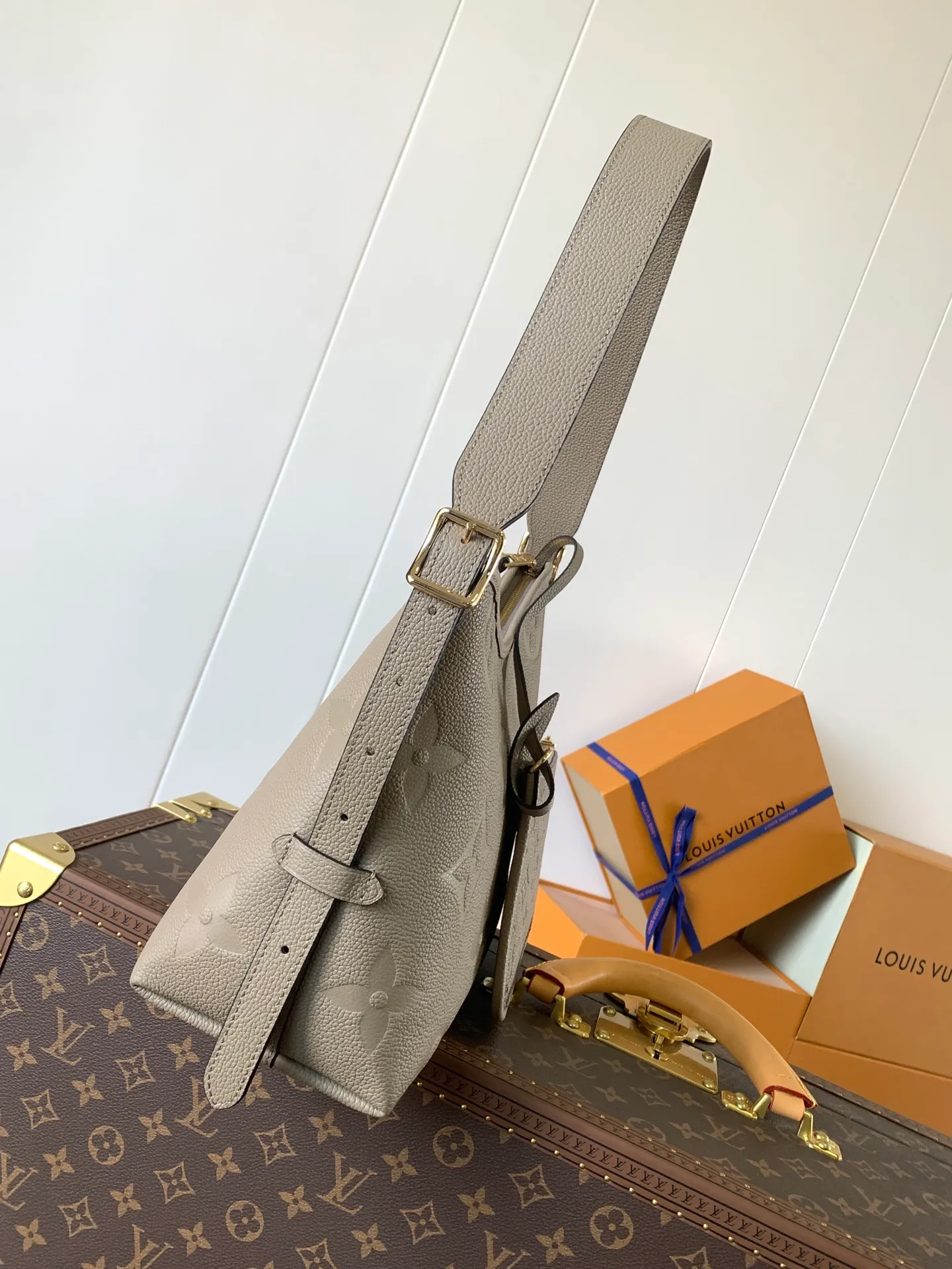 💰1180 (top layer leather) top original order, transcoding chip M14209 pink M46673 light blue M47180 apricot print M46288 black M46293 off-white M46277 apricot M11790 brown This small CarryAll handbag is made of Monogram Empreinte leather, showing the elegant style of the LV Milky Way series. The metal hardware and detachable name tag add to the sophisticated feel, and the interior pockets can safely store valuables. It can be carried by hand or by the shoulder strap to explore more carrying methods.  24 x 12 x 29.5 cm (H x W x L) Embossed grained cowhide Leather trim Textile lining Metal hardware Zip closure Internal slip pocket Internal zipper pocket Removable name tag Holds smartphone, 10" tablet, keys, Zippy wallet and headphones Shoulder strap: removable, adjustable Half-length strap: 32.0 cm Half-length strap adjustable to: 50.0 cm