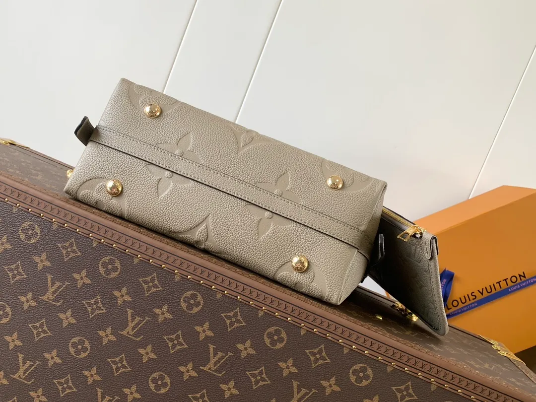💰1180 (top layer leather) top original order, transcoding chip M14209 pink M46673 light blue M47180 apricot print M46288 black M46293 off-white M46277 apricot M11790 brown This small CarryAll handbag is made of Monogram Empreinte leather, showing the elegant style of the LV Milky Way series. The metal hardware and detachable name tag add to the sophisticated feel, and the interior pockets can safely store valuables. It can be carried by hand or by the shoulder strap to explore more carrying methods.  24 x 12 x 29.5 cm (H x W x L) Embossed grained cowhide Leather trim Textile lining Metal hardware Zip closure Internal slip pocket Internal zipper pocket Removable name tag Holds smartphone, 10" tablet, keys, Zippy wallet and headphones Shoulder strap: removable, adjustable Half-length strap: 32.0 cm Half-length strap adjustable to: 50.0 cm